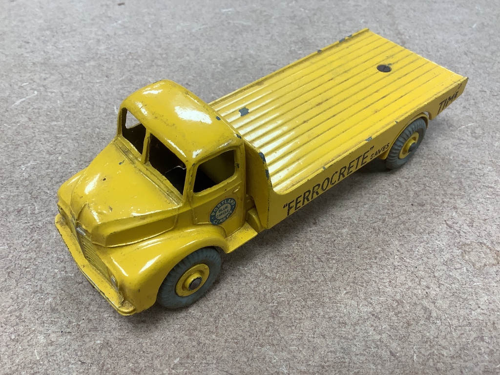 A boxed Britains 155MM gun, a Dinky Supertoys Guy Van 514 and Leyland Cement Wagon 533 and assorted diecast vehicles